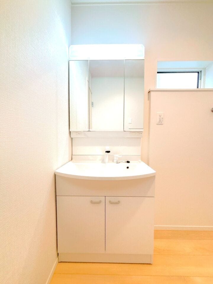 三面鏡付き洗面台は合わせ鏡ができるので、後ろの髪型までチェックできます♪