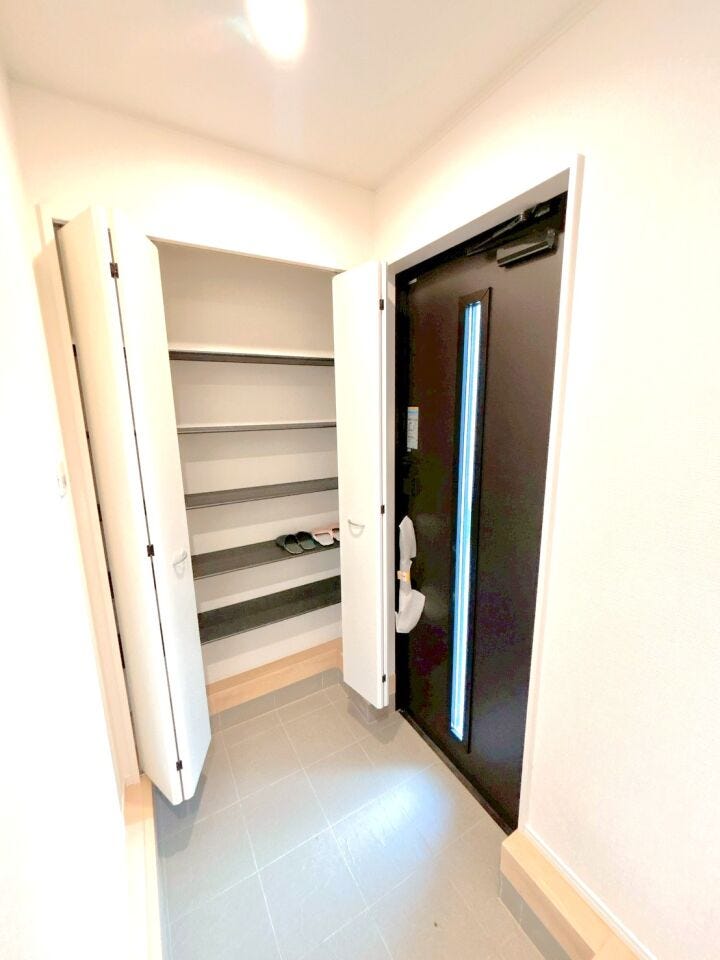 大容量のシューズボックスで靴の種類や季節に応じて多くの靴を収納でき、家族全員分の靴を一箇所にまとめて管理できます。