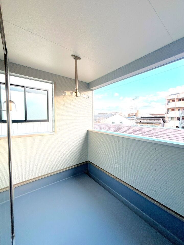 インナーバルコニーは雨や風、直射日光を防ぐ構造になっているため、洗濯物を干す場合でも安心して使用できます。