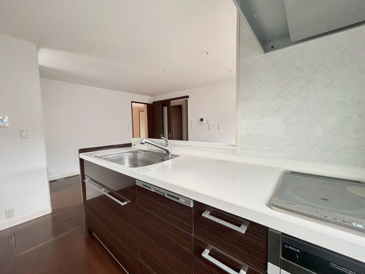 濃い茶色のキャビネットがモダンな印象!お洒落なキッチンです!