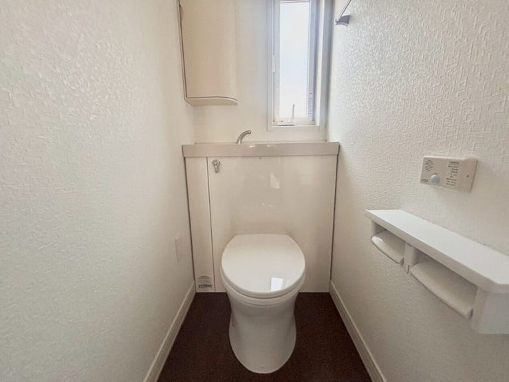 壁の上部にも収納棚!トイレットペーパーのストックも隠せます!