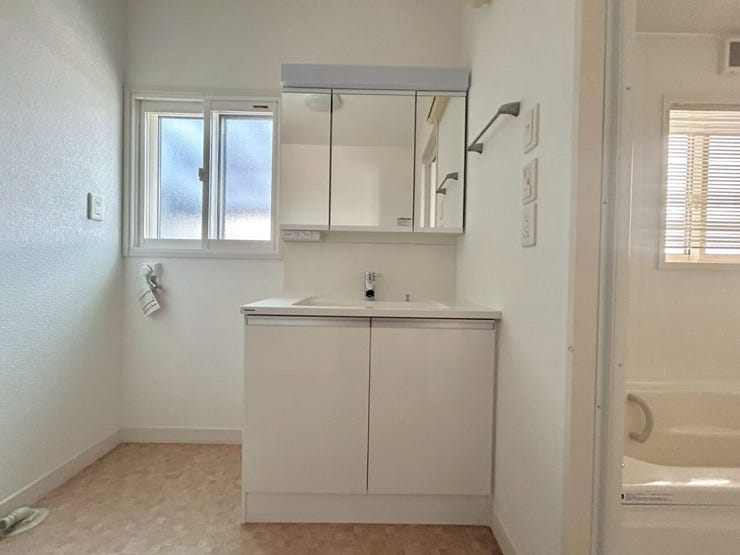 朝の準備もスムーズに!使いやすいシンプルなデザインの独立洗面台です!