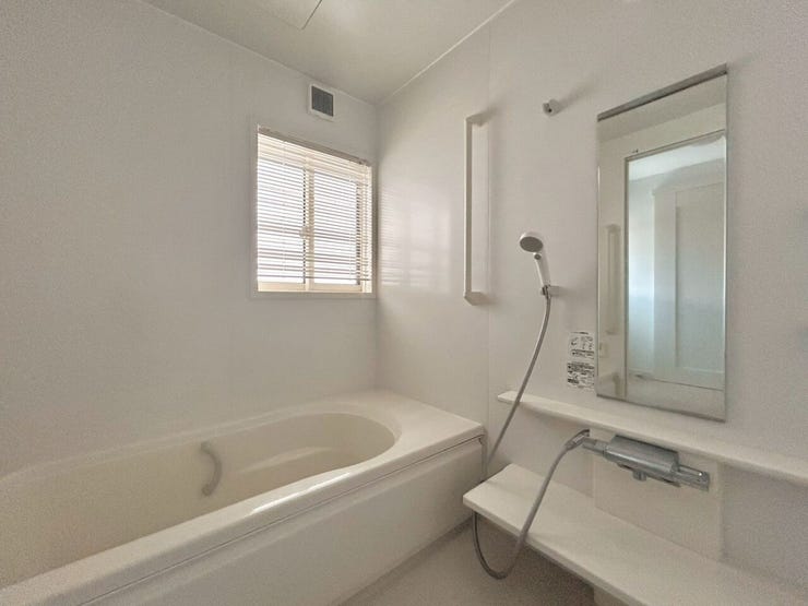 白を基調とした清潔感あふれるバスルーム!気持ちよく使えます!