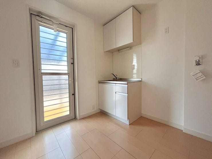 上部には吊戸棚!洗剤や掃除用具をすっきり収納できます!