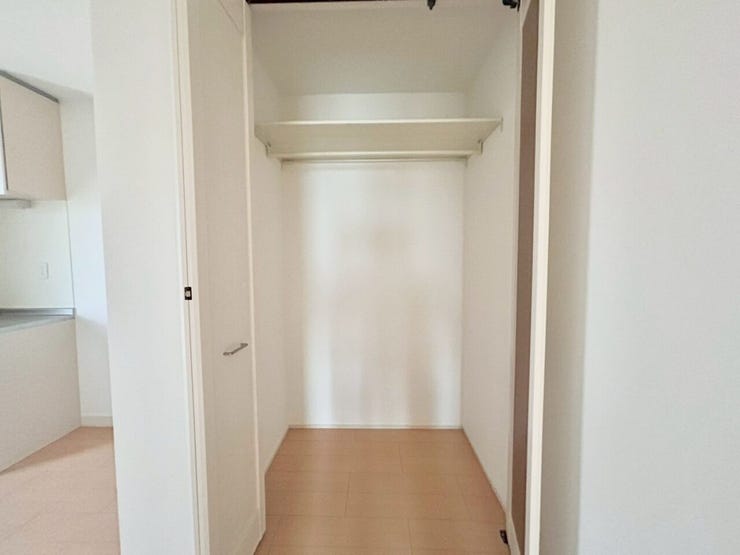 クローゼットの扉の色も落ち着いたトーン!