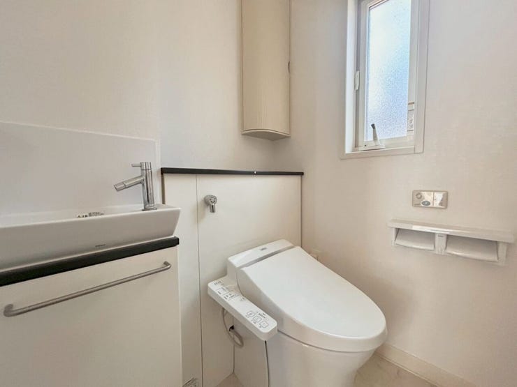 タンクレストイレでスッキリとしたデザインで洗面台とは別に手洗い場があるので、衛生面でも安心!