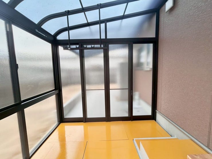 雨の日のお洗濯も安心!多目的に使えるサンルーム付きです!