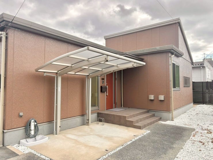 落ち着いた外壁色!周辺環境にも溶け込むシックな外観!