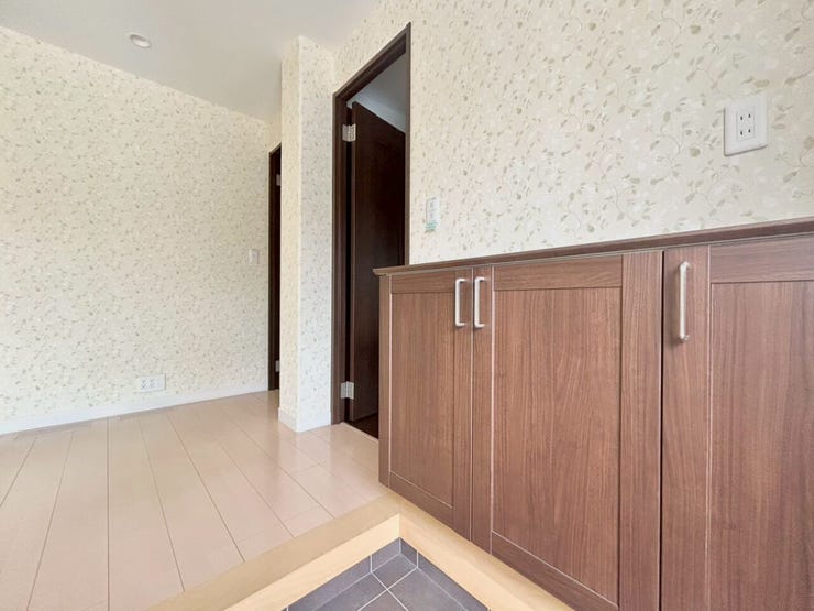 お客様を迎える顔となる玄関!落ち着いた配色で上品な印象!