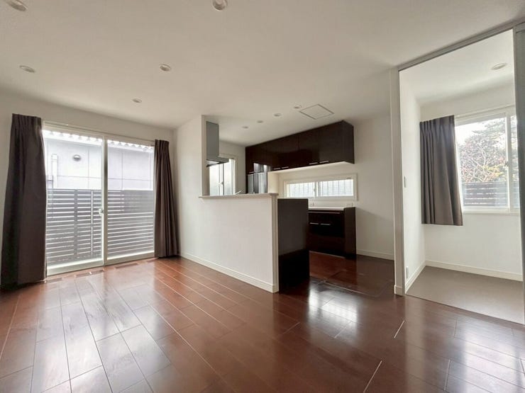 シックな濃い茶色のフローリング!落ち着いた雰囲気のリビング!