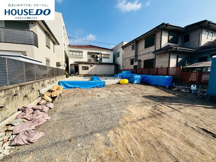 【現地見学会 開催中】実際に現地へ行き、お子様と一緒に小学校までの経路を確認したり、近隣の同施工会社の完成物件へ行き完成後の雰囲気を体感したりといった見学ツアーをしませんか?(12月2日撮影)