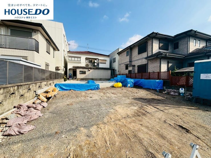 【現地見学会 開催中】実際に現地へ行き、お子様と一緒に小学校までの経路を確認したり、近隣の同施工会社の完成物件へ行き完成後の雰囲気を体感したりといった見学ツアーをしませんか?(12月2日撮影)