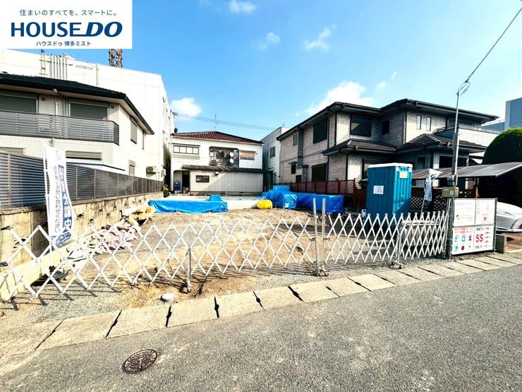 【現地見学会 開催中】実際に現地へ行き、お子様と一緒に小学校までの経路を確認したり、近隣の同施工会社の完成物件へ行き完成後の雰囲気を体感したりといった見学ツアーをしませんか?(12月2日撮影)