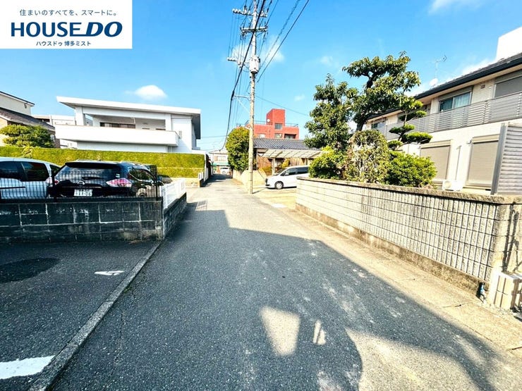 【現地見学会 開催中】実際に現地へ行き、お子様と一緒に小学校までの経路を確認したり、近隣の同施工会社の完成物件へ行き完成後の雰囲気を体感したりといった見学ツアーをしませんか?(12月2日撮影)