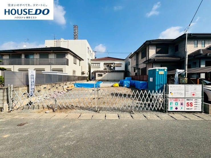 【現地見学会 開催中】実際に現地へ行き、お子様と一緒に小学校までの経路を確認したり、近隣の同施工会社の完成物件へ行き完成後の雰囲気を体感したりといった見学ツアーをしませんか?(12月2日撮影)