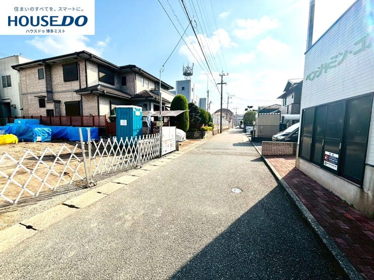 【現地見学会 開催中】実際に現地へ行き、お子様と一緒に小学校までの経路を確認したり、近隣の同施工会社の完成物件へ行き完成後の雰囲気を体感したりといった見学ツアーをしませんか?(12月2日撮影)