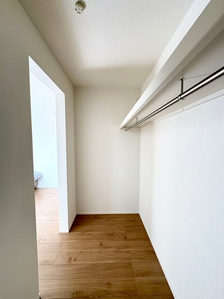 大容量でお洋服やシーズンものの収納もばっちり。WICでどんどん増えていく荷物もきれいに収納。家が片付かない!と悩むこともなくなりそうですね。