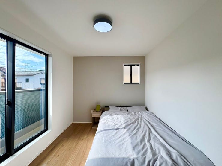 大きな窓からたっぷり光が差し込み、バルコニー直結のお部屋です。