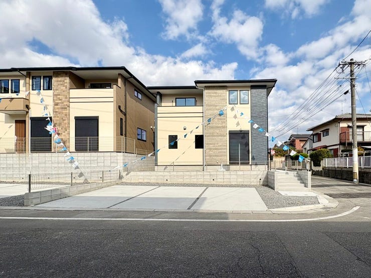 前面道路が広く、車の出入りがしやすいです。駐車場も広いので複数台所有のご家族や来客用にも便利です。