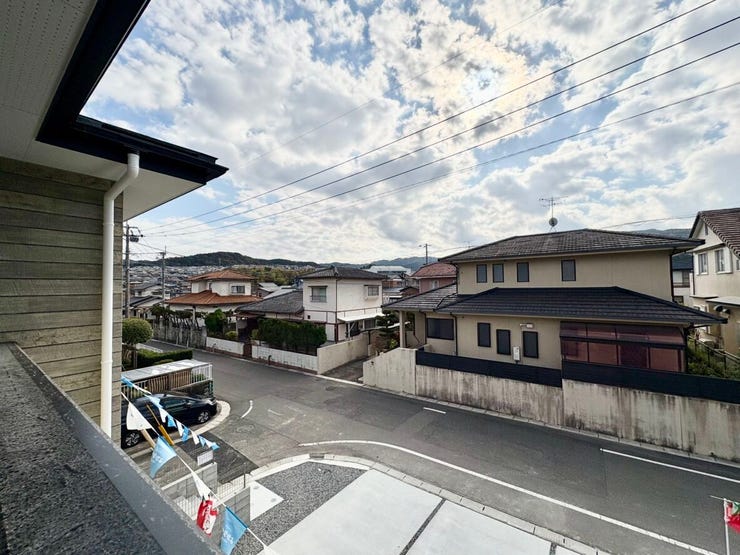 陽当たりのいいバルコニー。お出かけの際は上からお見送りもできますね。