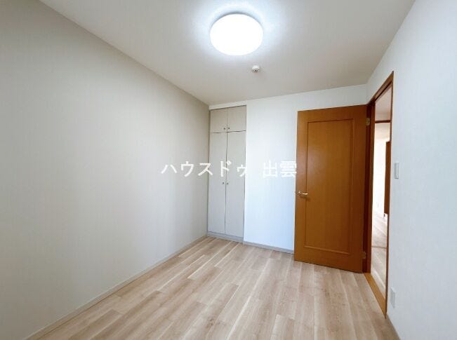 リフォーム前の洋室の写真です。天井・壁はクロスを張替え、床はフローリングを張り替えを行いました。グレーのアクセントクロスがおしゃれです。