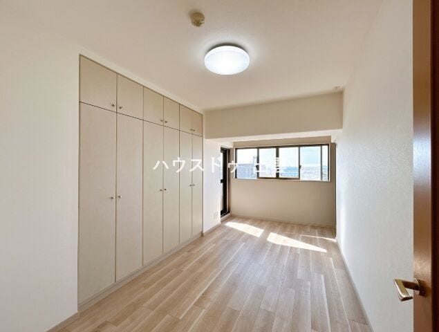 洋室の写真です。天井・壁はクロスを張替、床はフローリングを張り替えました。南側の窓から光が差し込みます。