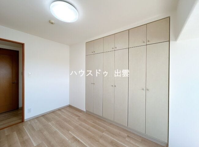 リフォーム前の洋室の収納の写真です。クリーニングを行いました。