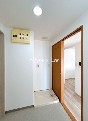 洗面所の写真です。洗面台の反対側に洗濯機置き場がございます。