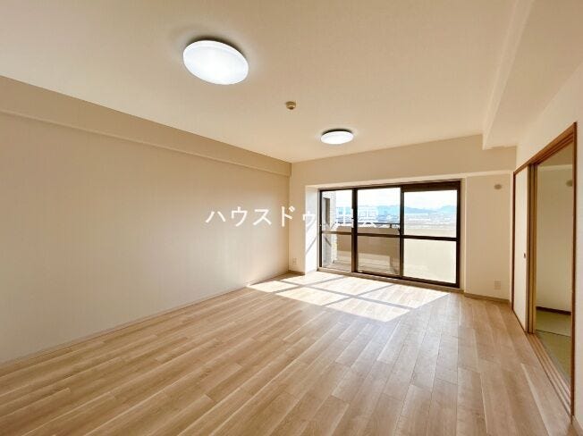 LDK別角度の写真です。フローリングの重ね張り、壁、天井のクロス張替えを行いました。