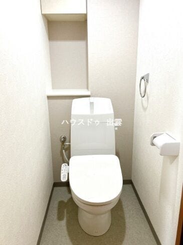 トイレは新品交換しました。天井・壁はクロスを張替え、床はクッションフロア仕上げにしました。