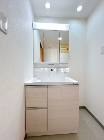 洗面台は三面鏡です。収納もついているので化粧品などの小物もすっきり収納できます。新しい洗面台で朝の身支度がはかどりますね。