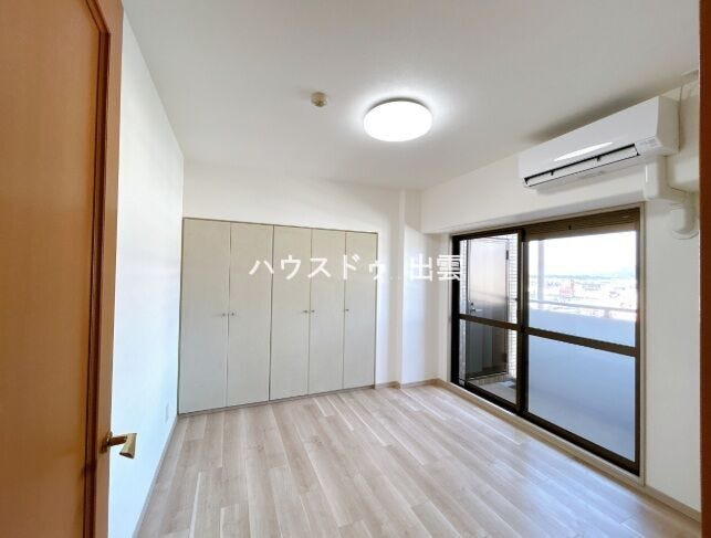 洋室の写真です。天井・壁はクロスを張替え、床はフローリングを張り替えました。エアコンを1台設置しました。