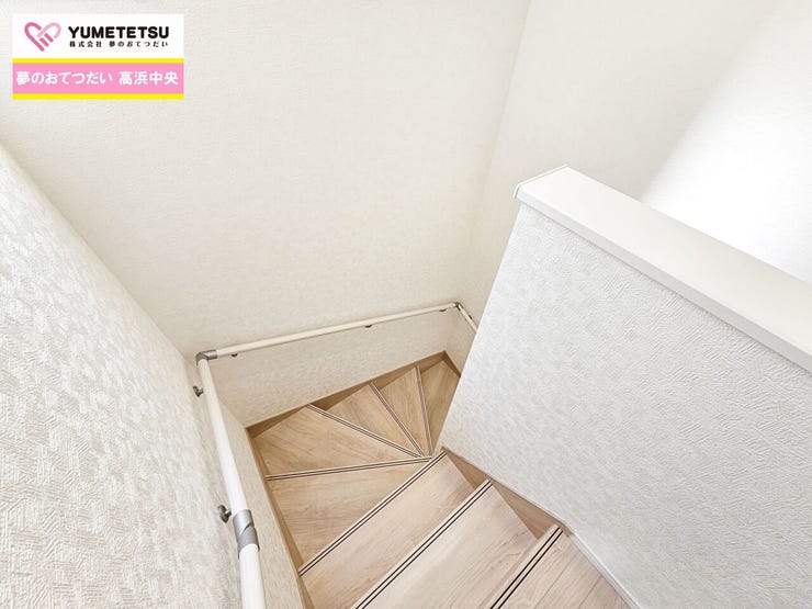 窓からは太陽の光が差し込み明るい空間に♪朝を気持ちよく迎えられそうですね!
階段には手すりがついているので、小さなお子様も安心ですね☆