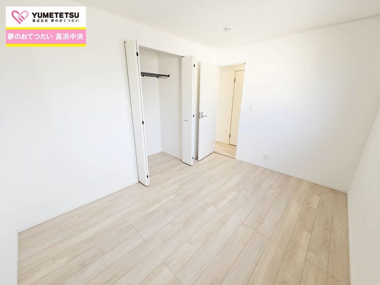 通風と採光を考慮した設計は子供たちはのびのび育ち、家族でくつろぎと団らんを生み出します。
白と木目調を基調にした洋室は落ち着きますね。お部屋のコーディネートも楽しめます。