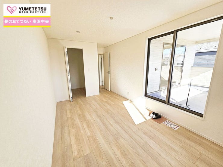 主寝室からはバルコニーへ出られます。お洗濯物を干すときや、取り込む際に便利ですね♪
居室内はいつも明るい印象ですので、気持ちの良い朝を迎えられそう!