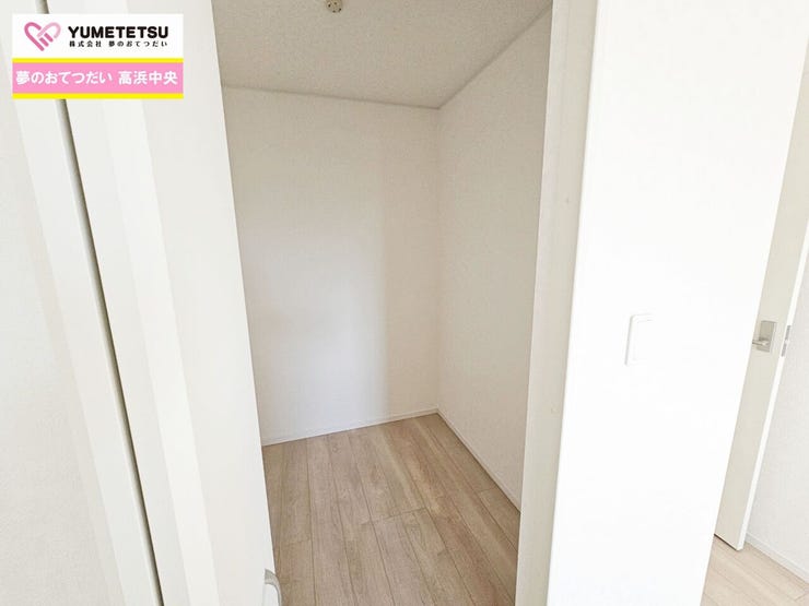 お部屋を広く使える、広く見える大人気のウォークインクローゼット!
丈のあるお洋服からキャリーケースのような大きなものもきれいに収納できます♪