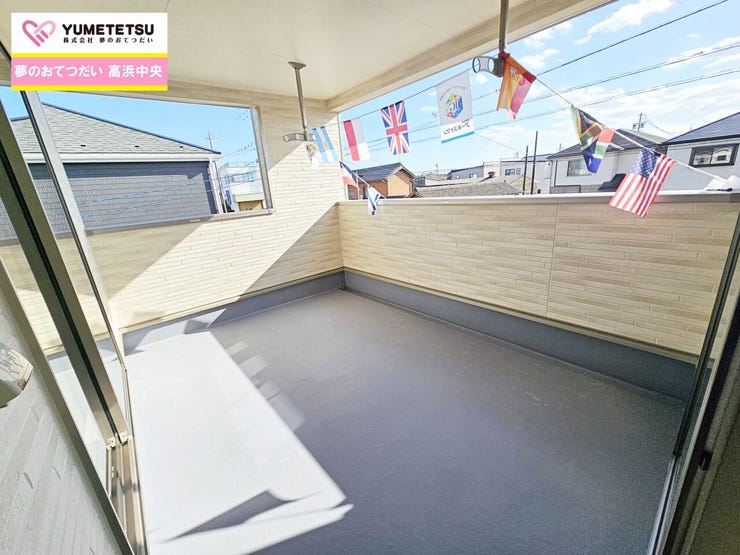 小雨が降っても屋根があるので濡れにくい安心な屋根付きバルコニーです。
隅々まで陽が差しこみ、お洗濯物もあっという間に乾きそうです♪