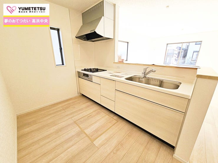 リビングを見渡せるから面倒なお皿洗いも好きなテレビ番組を見てやれば、あっという間に終わるはず♪
調理器具や調味料等、大容量の≪収納力≫を備えたシステムキッチンです☆