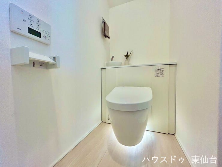 すっきり広々としたトイレ空間は、家族みんなが使いやすく、お掃除もラクラク。見た目も機能もスマートな、毎日にうれしい設備です。