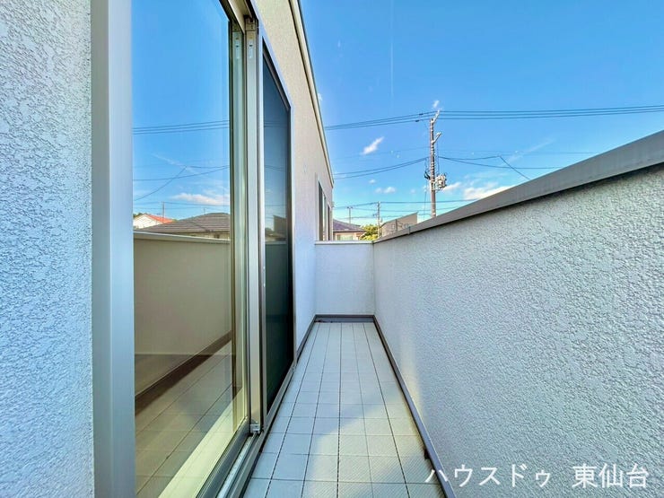 東向きのバルコニーからは朝日がたっぷり差し込み気持ちの良い朝が迎えられますね♪