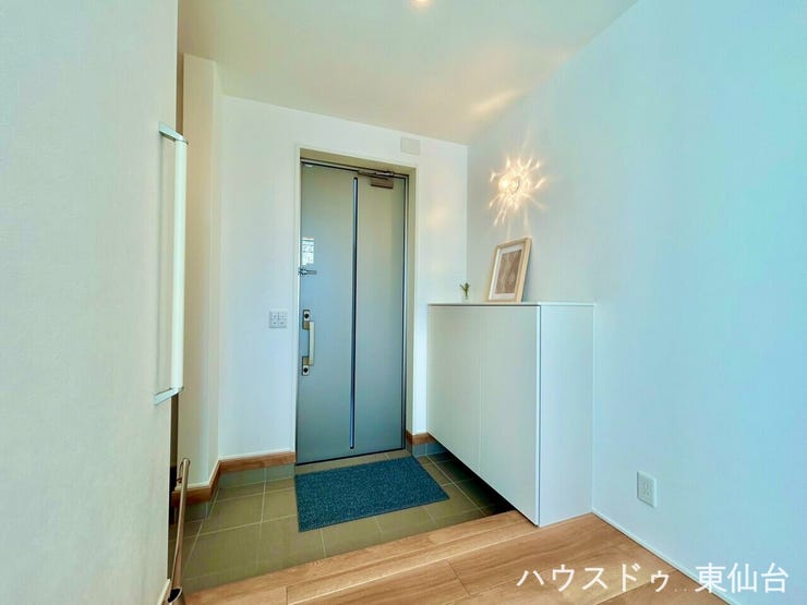 タイルと木のコントラストが映える、上質なエントランス