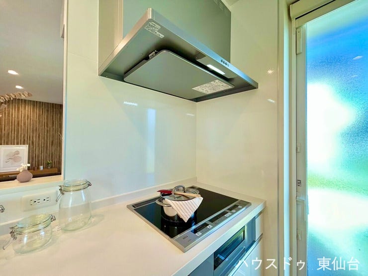 薄型レンジフードスリムでスッキリしたデザインのレンジフードは凹凸が少なくサッと拭くだけ、お手入れも簡単です!