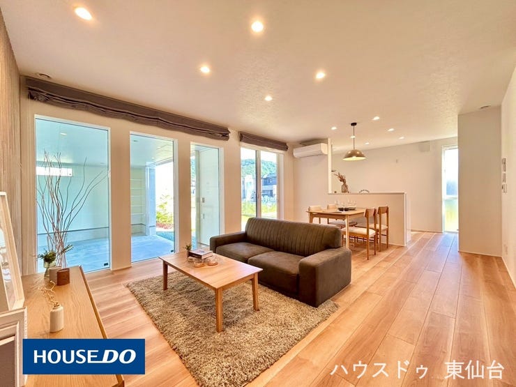 陽光あふれるLDKで、開放感と快適さを両立。木目調の床とシンプルな内装が、どんなインテリアにも馴染みます