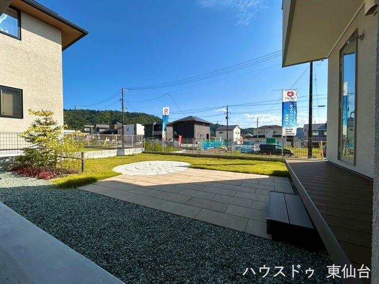 窓の外に広がるのは、緑と静けさ。都心では叶えられない、心ほどける庭付き邸宅です