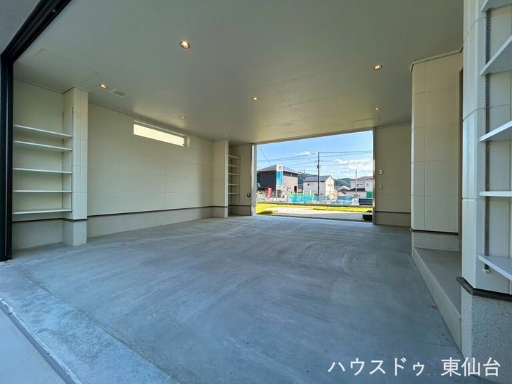 雨の日も快適に乗り降りできるビルトインガレージ付き。大切な愛車を守りながら、暮らしの利便性も高めるスマートな住まいです