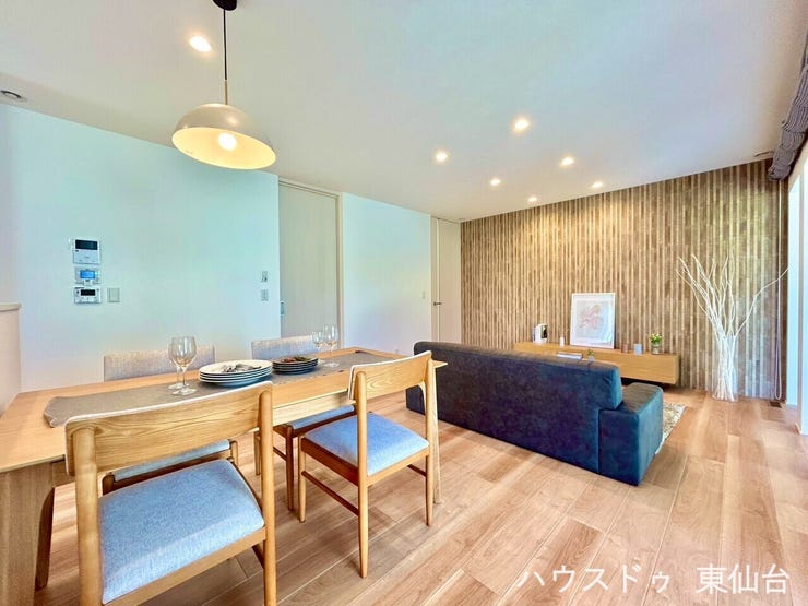 光と素材が織りなす、上質な日常。ガラス扉から広がる景色と、計算された照明が空間に奥行きを与えます