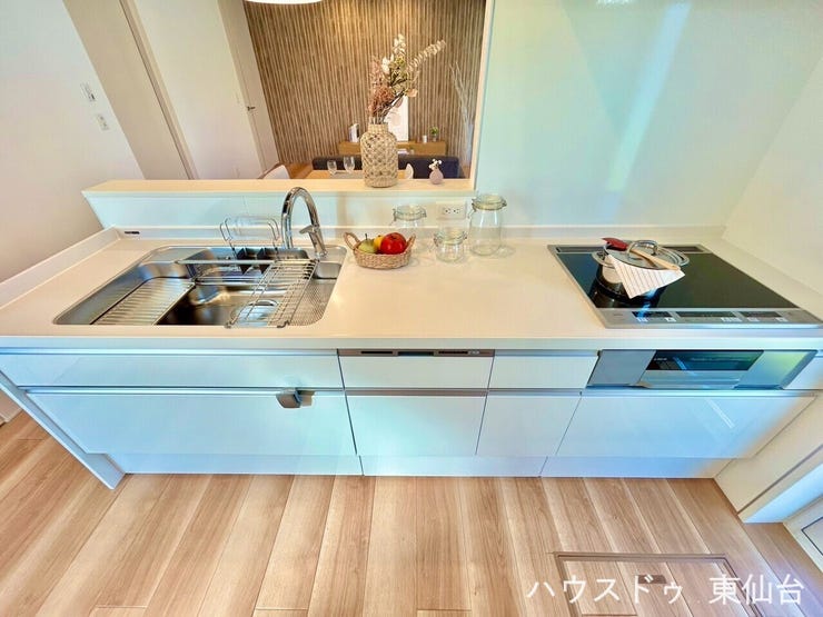 「見える安心」と「動きやすさ」を両立したキッチン。
家族の会話が弾み、忙しい朝の準備もスムーズにこなせます。