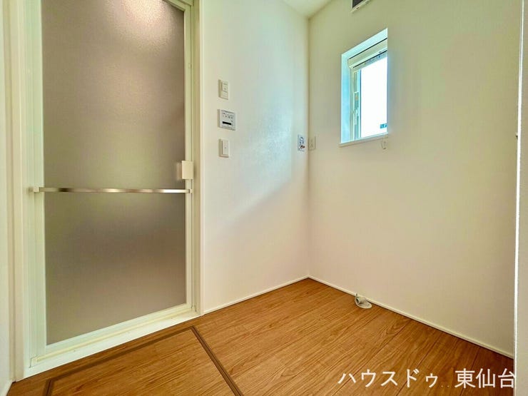 窓から自然光が差し込み、朝の身支度も気持ちよくスタートできます。洗濯機置き場も完備されており、家事動線も効率的♪