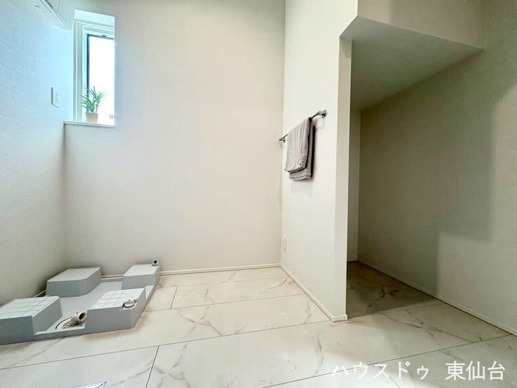 洗濯機置き場も完備されており、家事動線も効率的!