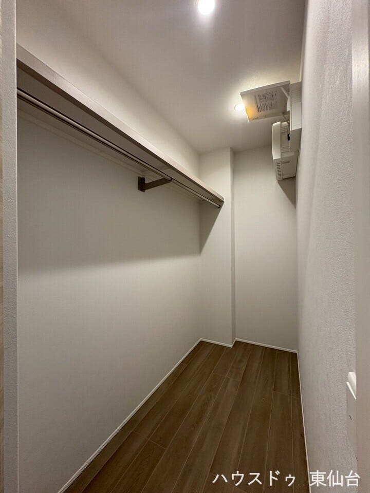 洗濯動線に配慮した、棚付きのウォークインクローゼット。衣類も日用品もすっきり収まり、暮らしが整います